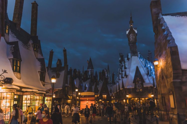 Imagem de Harry Potter World à noite: um parque temático Disney não possui
